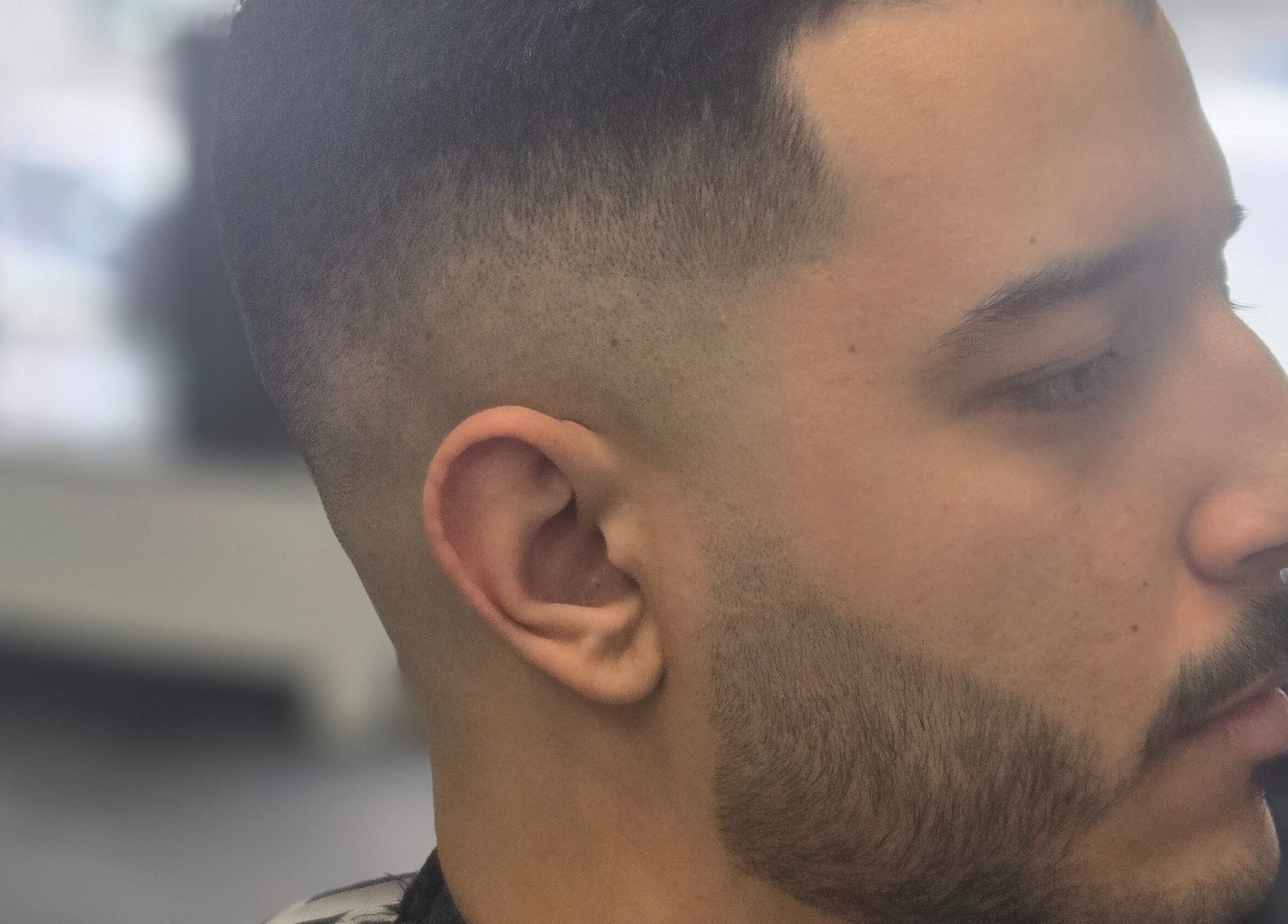Coiffure moderne homme à Salon Suite 26, Longueuil, Québec, CA, mettant en valeur une coupe stylée.