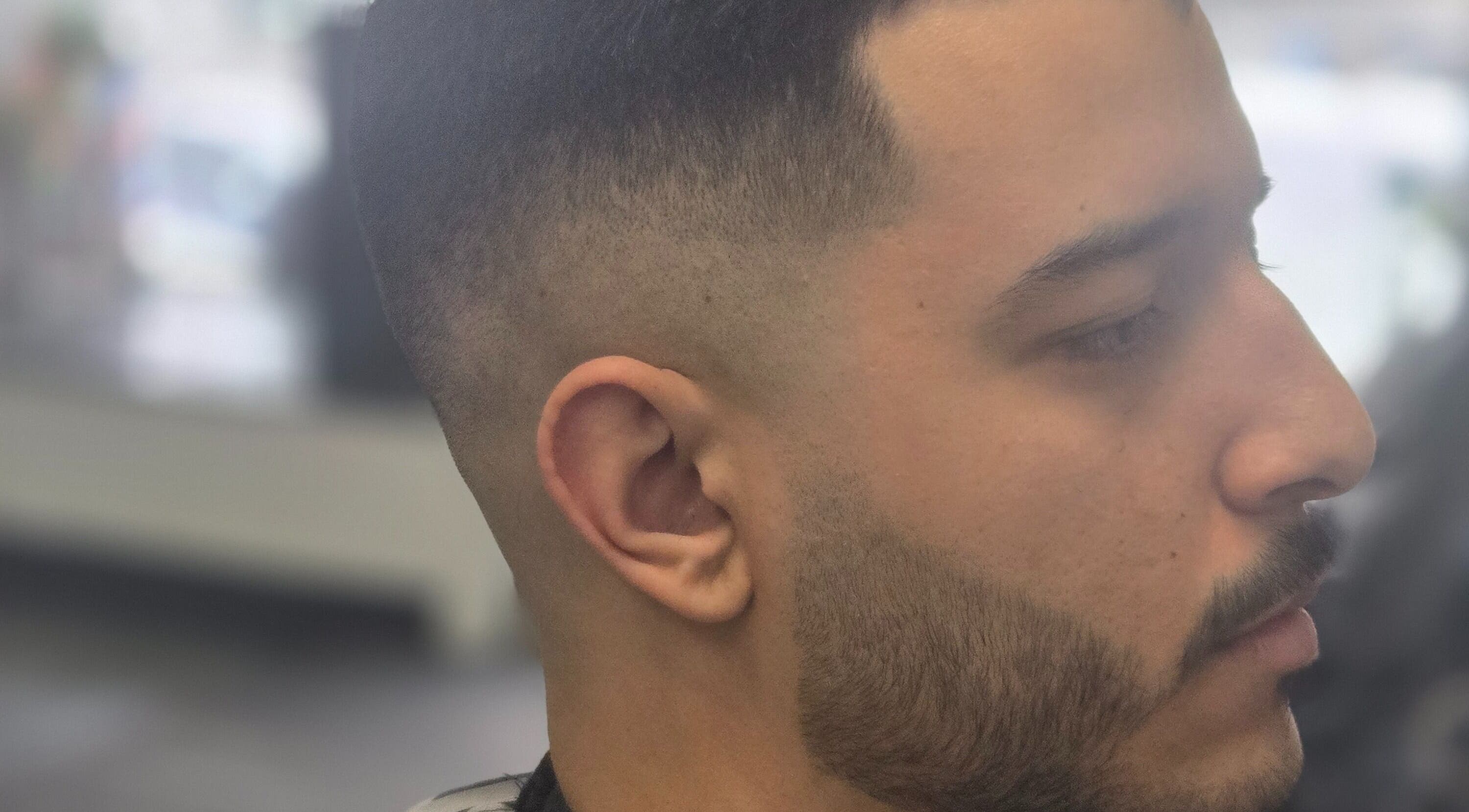 Coiffure moderne homme à Salon Suite 26, Longueuil, Québec, CA, mettant en valeur une coupe stylée.