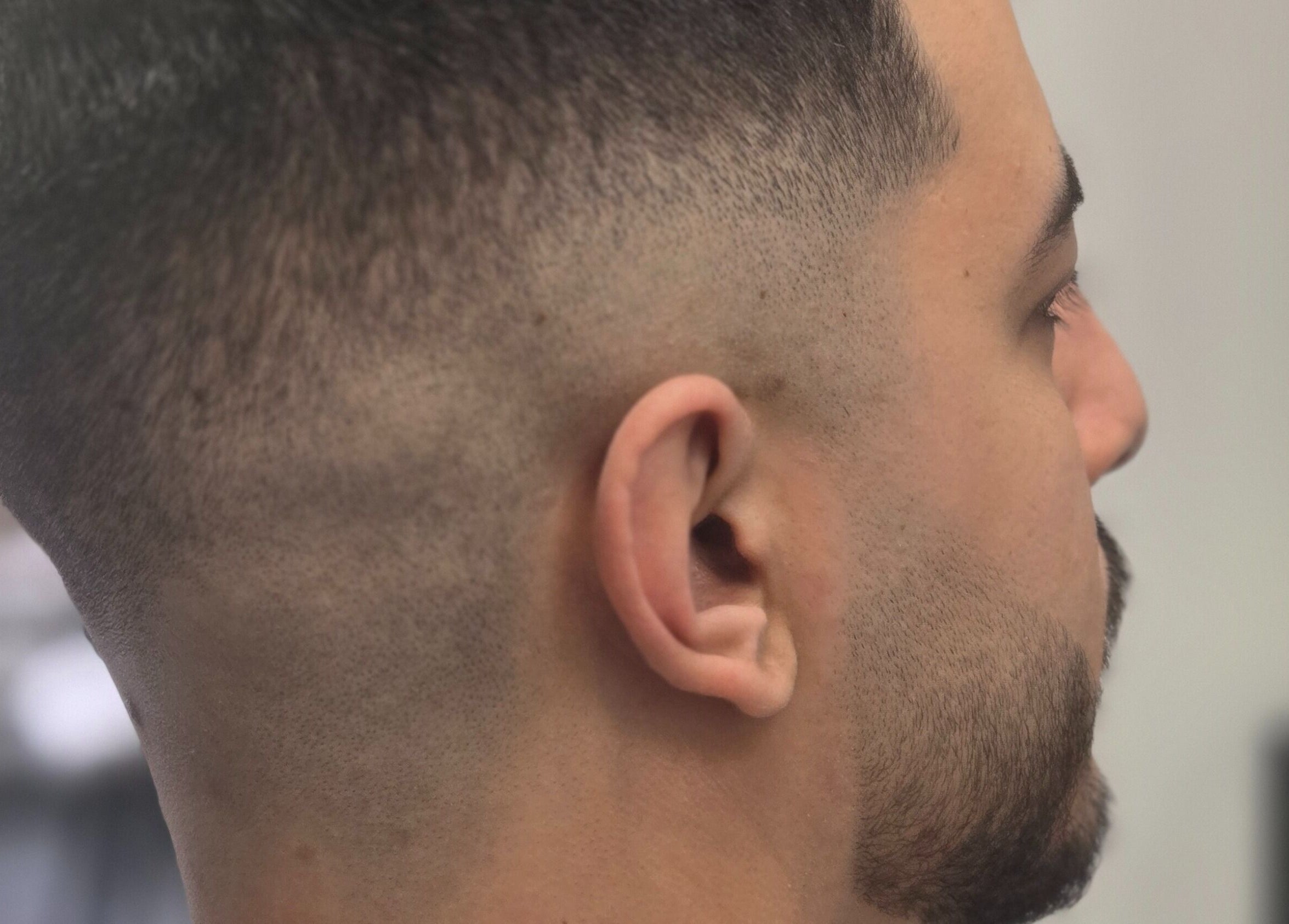 Coiffure moderne à Salon Suite 26, Longueuil, Québec, CA, mettant en valeur une coupe nette et soignée.