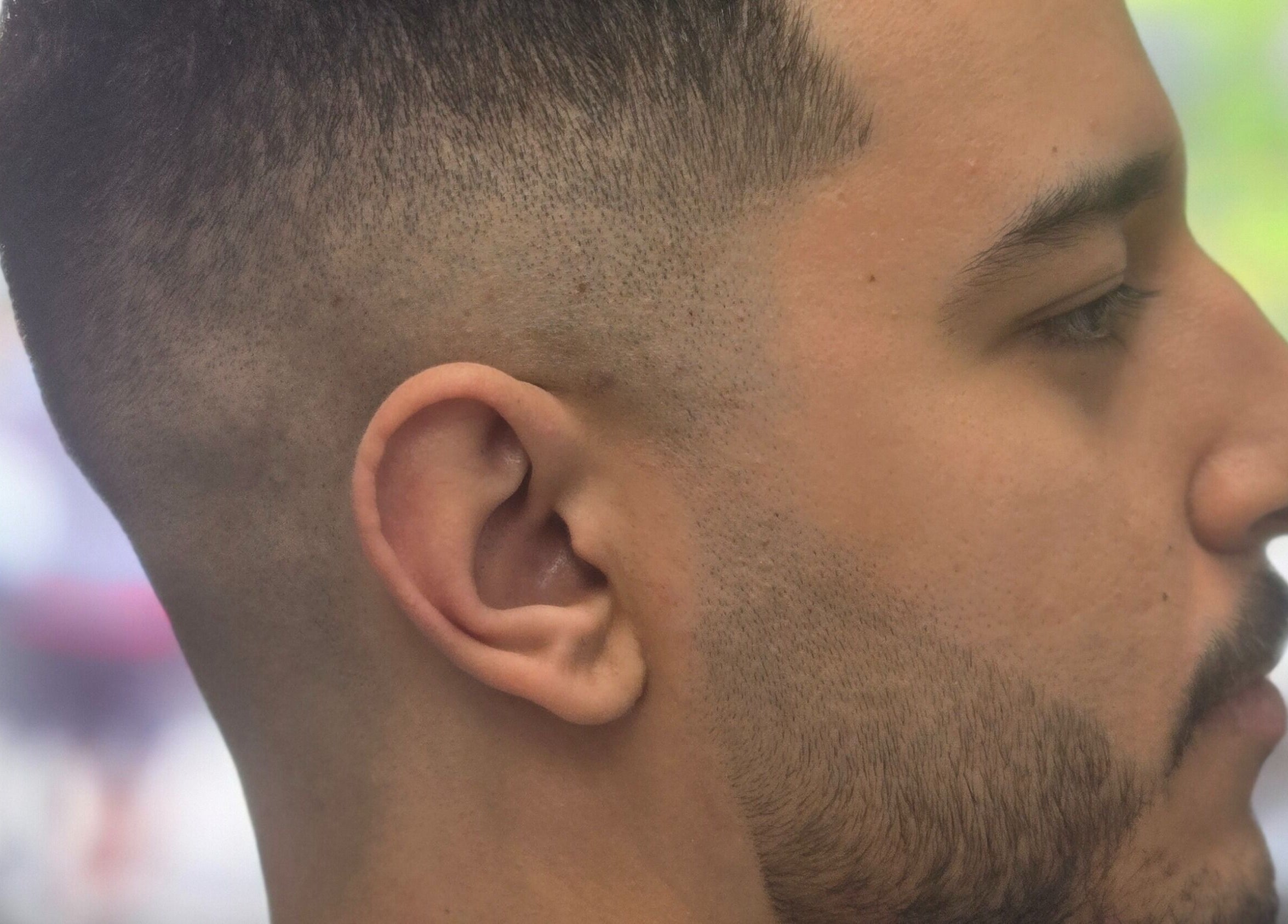 Coiffure homme avec une barbe élégante à Salon Suite 26, Longueuil, Québec, CA, mettant en avant un style raffiné.