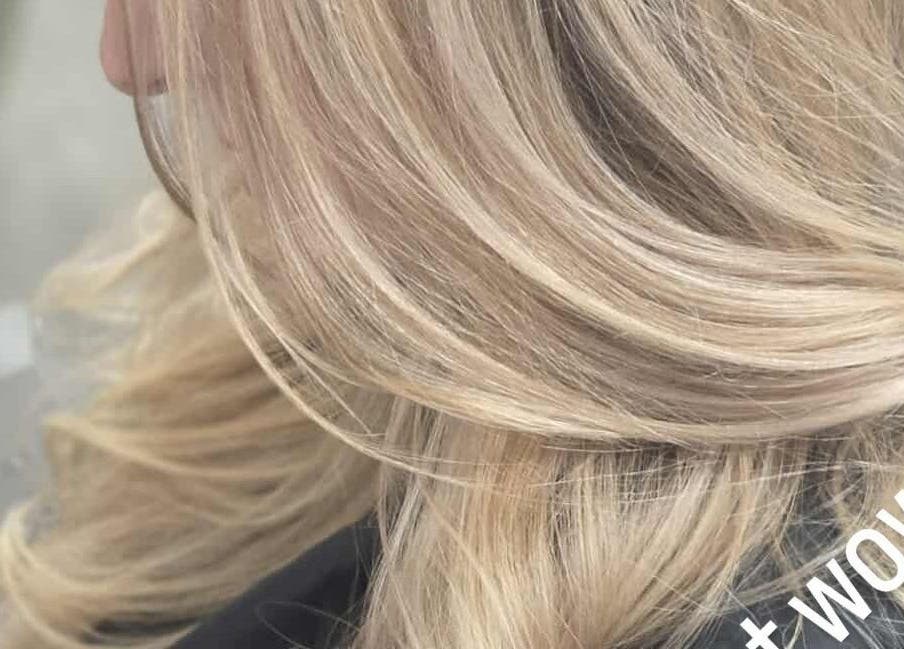 Chevelure blonde élégante à Salon Suite 26 à Longueuil, Québec, CA, stylisée avec soin.