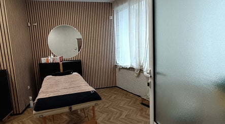 Calm therapy room at Sakura Salon and Wellness, Plovdiv, Plovdiv, BG, featuring cozy massage table and mirror.