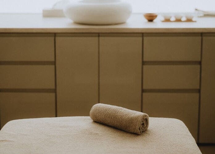 Table de massage élégante chez Alice Gauthier Facialiste à Conflans-sainte-honorine, Île-de-france, FR.