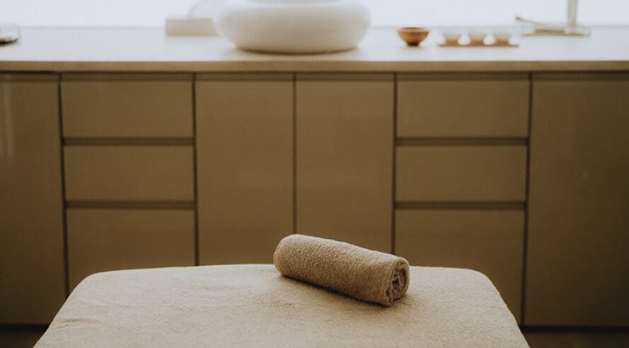 Table de massage élégante chez Alice Gauthier Facialiste à Conflans-sainte-honorine, Île-de-france, FR.