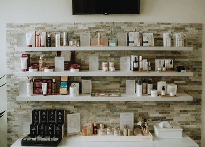 Produits de beauté raffinés sur étagères chez Alice Gauthier Facialiste, Conflans-sainte-honorine, Île-de-france, FR.