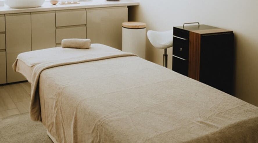 Salle de soin élégante chez Alice Gauthier Facialiste, Conflans-sainte-honorine, Île-de-France, FR.