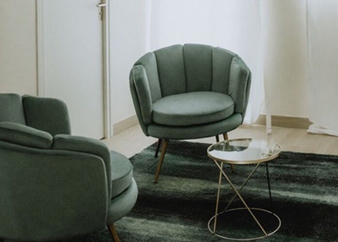 Salon chic chez Alice Gauthier Facialiste, Conflans-sainte-honorine, Île-de-france, FR avec fauteuils verts.