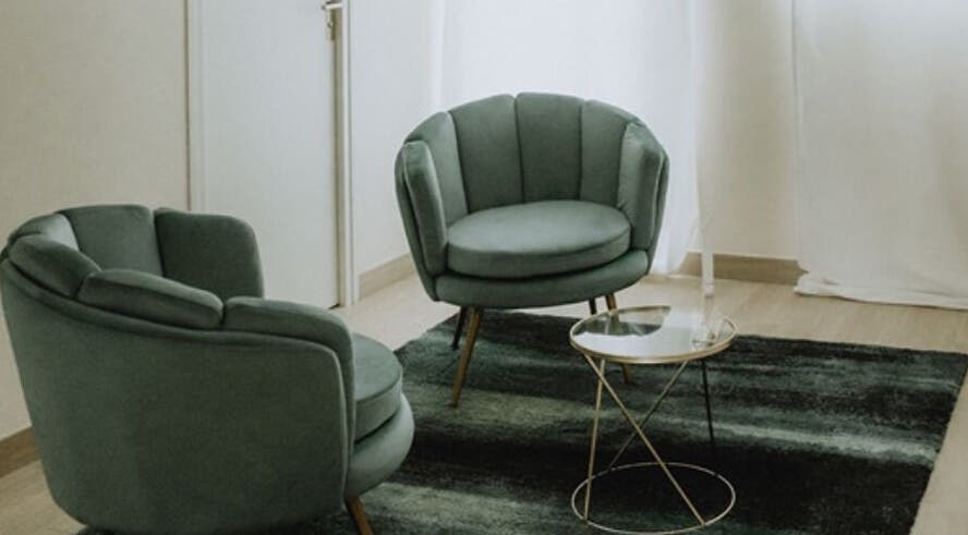 Salon chic chez Alice Gauthier Facialiste, Conflans-sainte-honorine, Île-de-france, FR avec fauteuils verts.