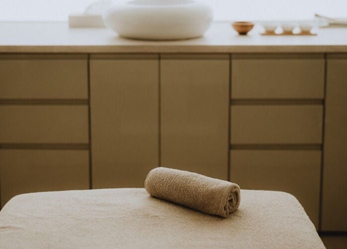 Table de soin chez Alice Gauthier Facialiste, Conflans-sainte-honorine, Île-de-france, FR. Ambiance détente.