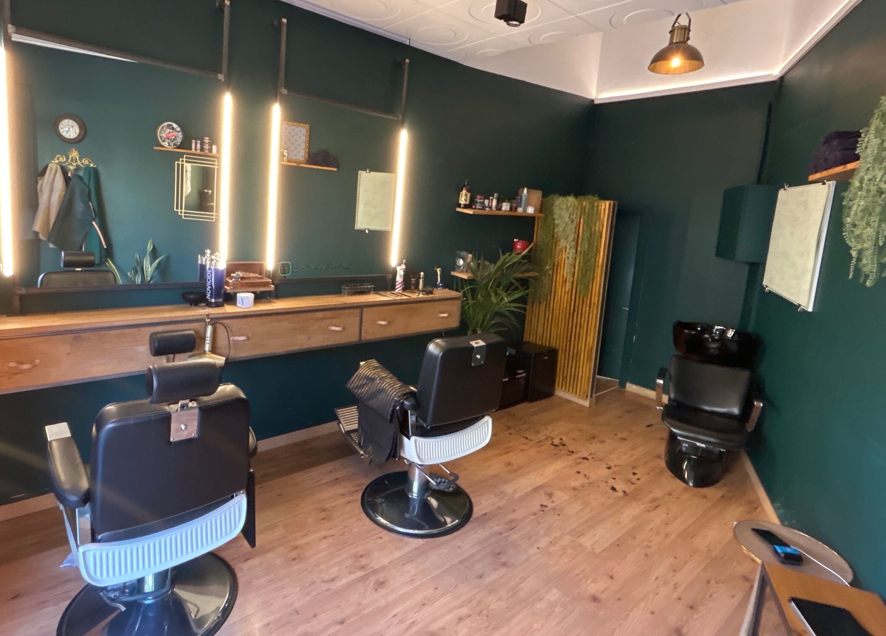 Stylish interior of Porter BCN Barbershop in Barcelona, Catalunya, ES with modern barber chairs and elegant decor.