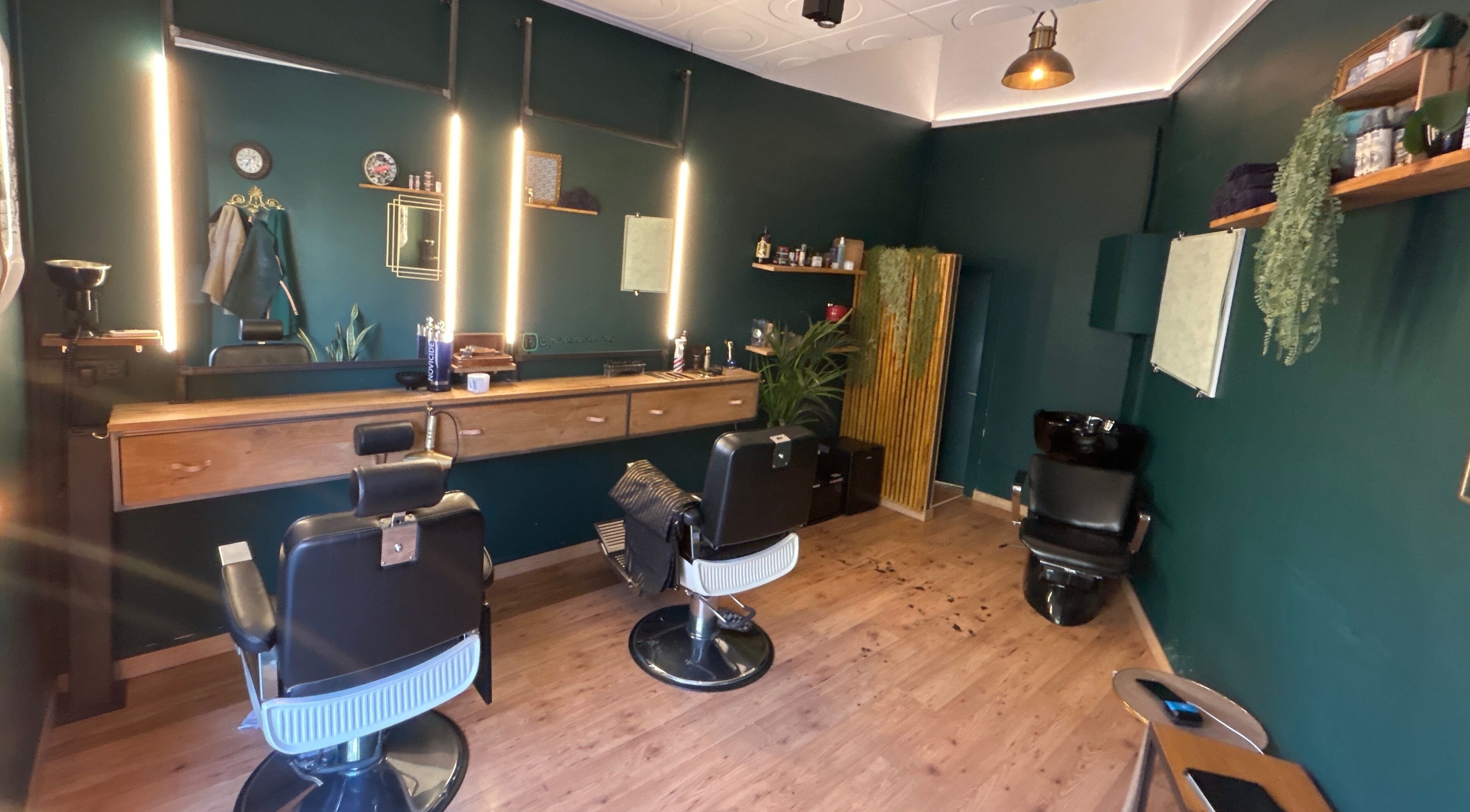 Stylish interior of Porter BCN Barbershop in Barcelona, Catalunya, ES with modern barber chairs and elegant decor.
