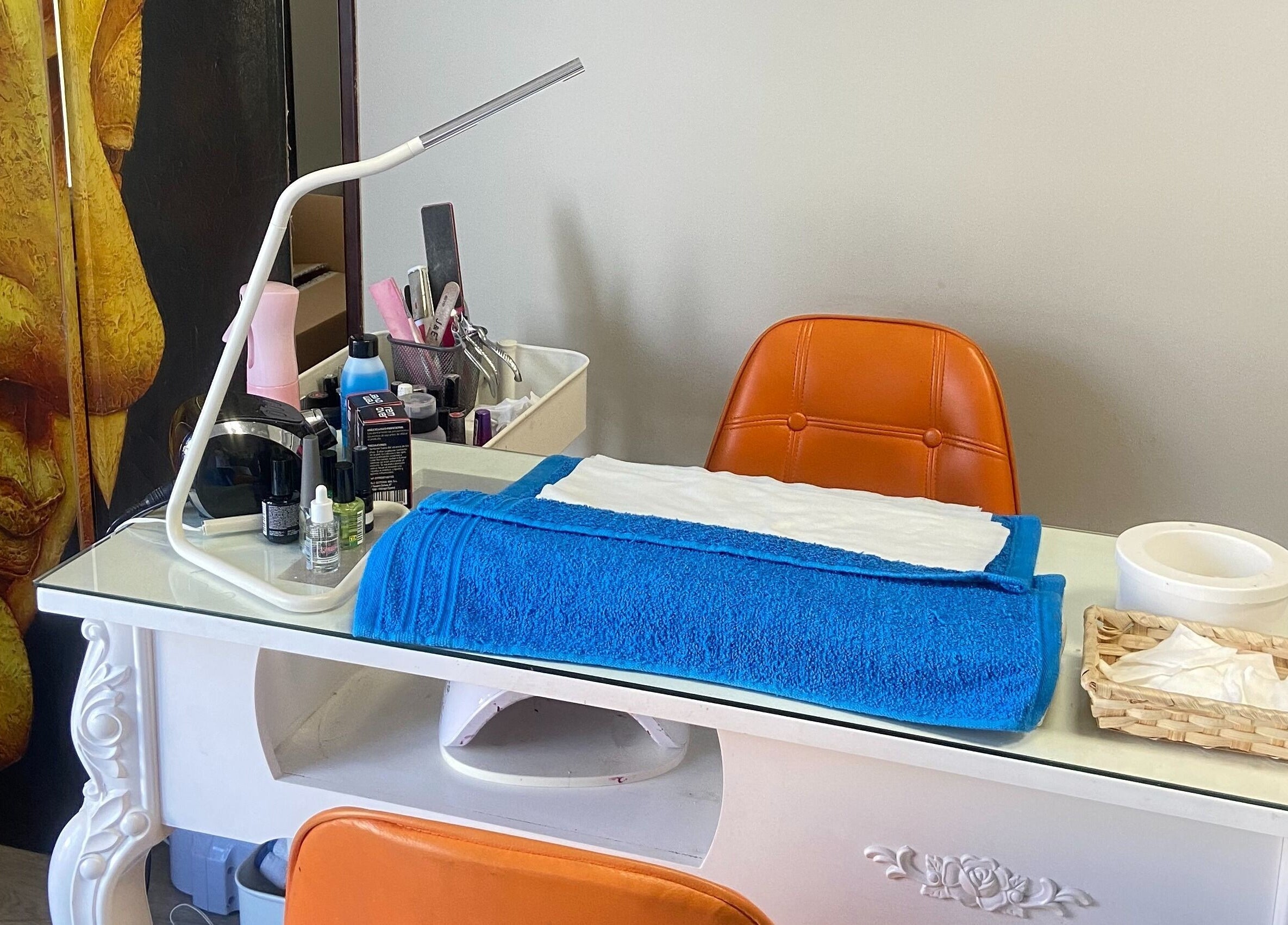 Mesa de tratamiento con decoración zen en Yland&Yland, Becerril De La Sierra, Comunidad De Madrid, ES.