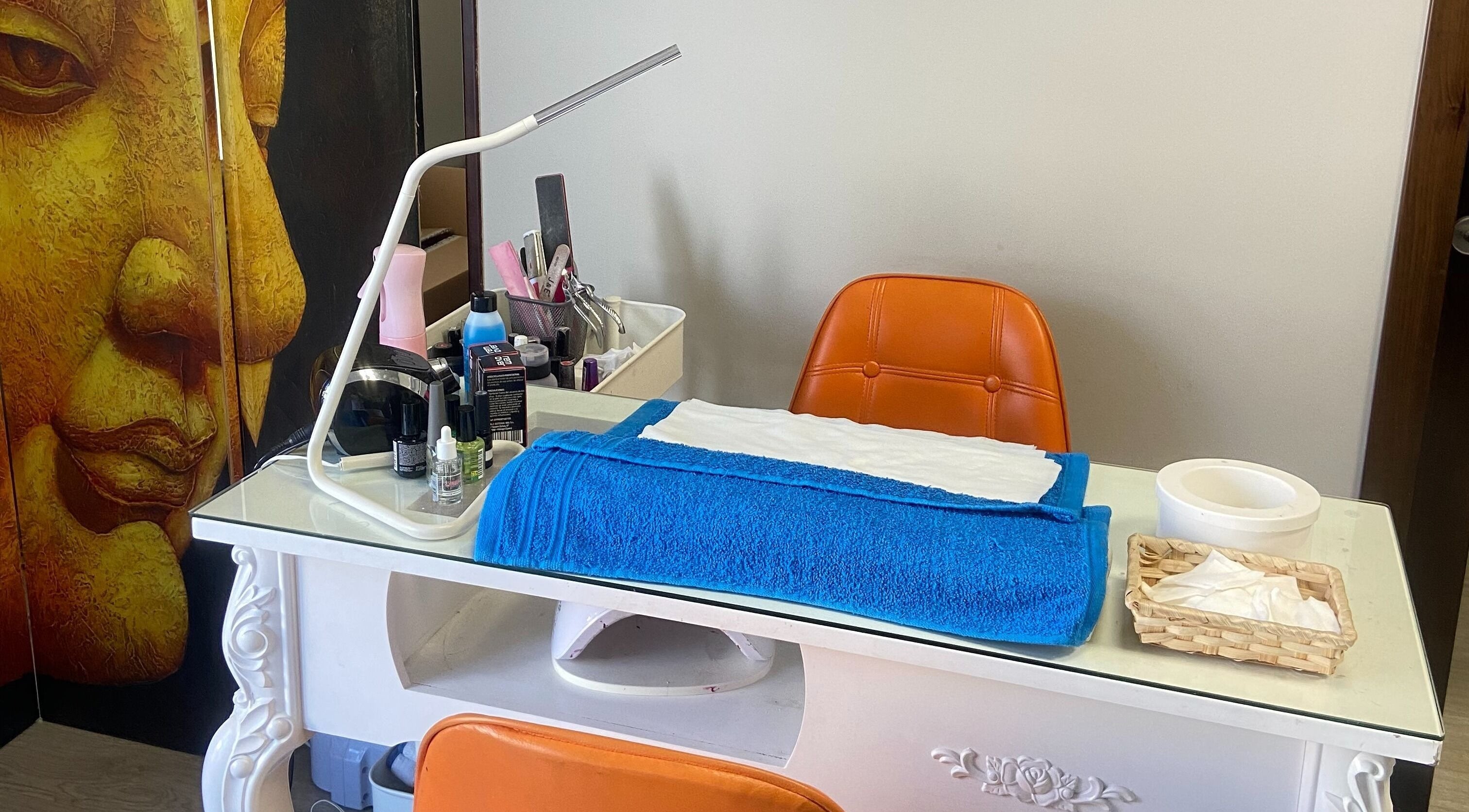 Mesa de tratamiento con decoración zen en Yland&Yland, Becerril De La Sierra, Comunidad De Madrid, ES.