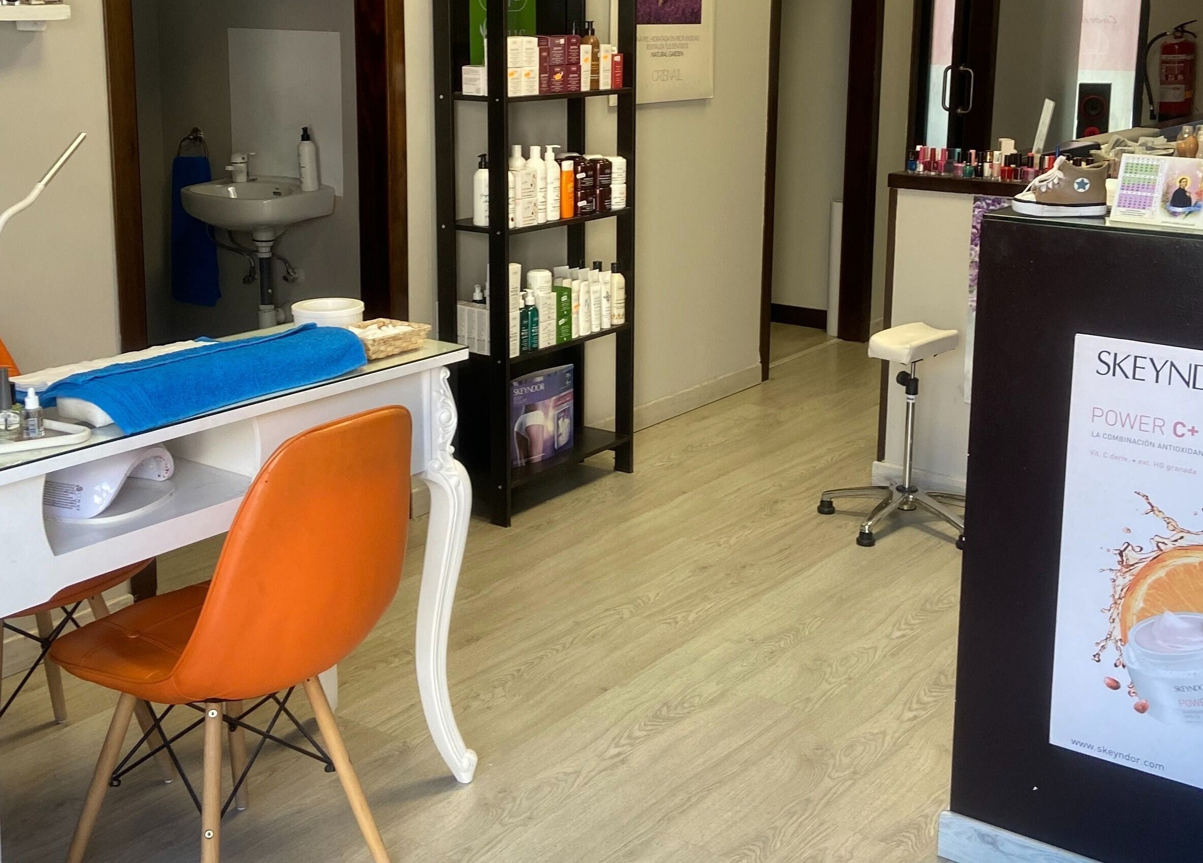 Interior de Yland&Yland en Becerril De La Sierra, Comunidad de Madrid, ES, mostrando área de manicura.