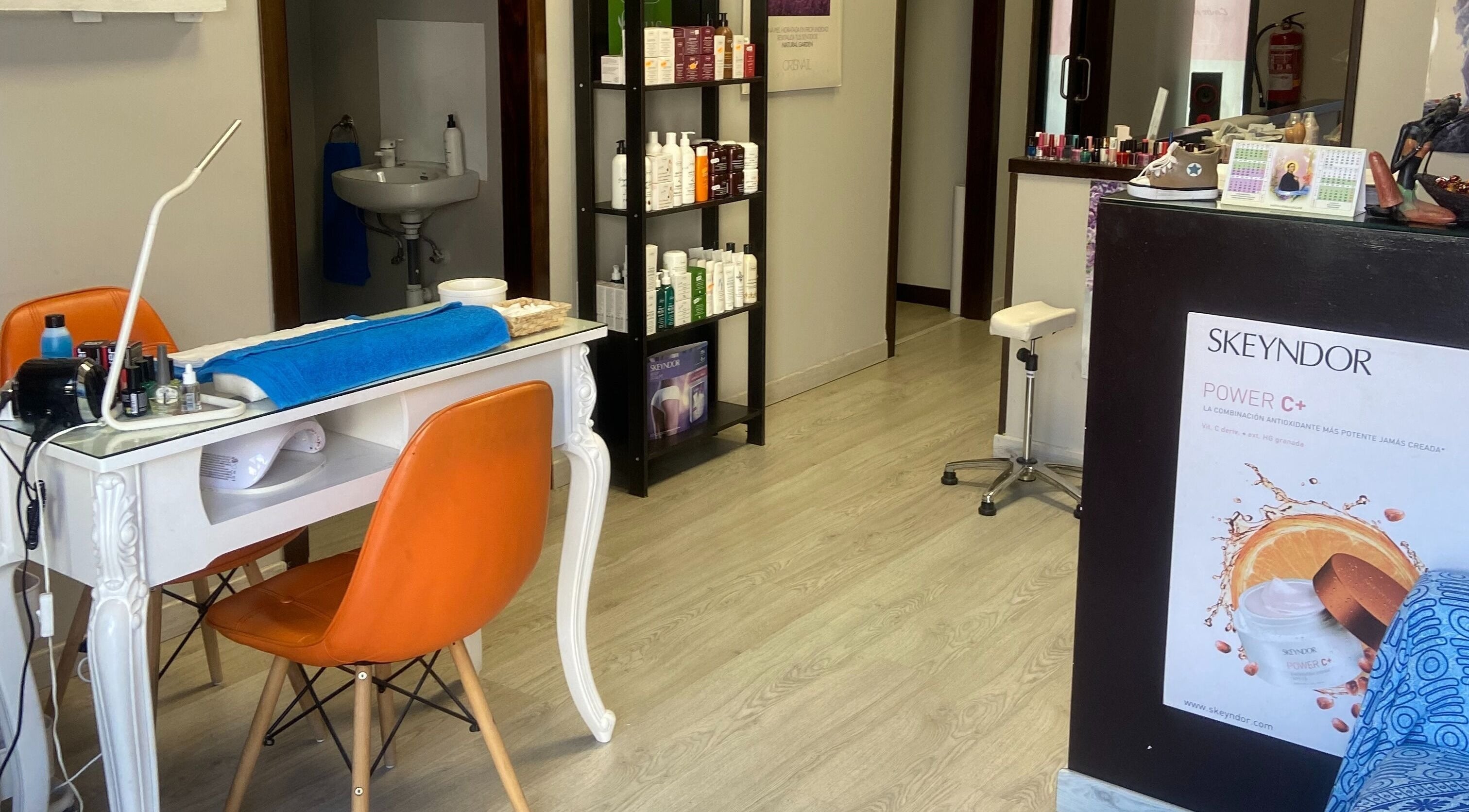 Interior de Yland&Yland en Becerril De La Sierra, Comunidad de Madrid, ES, mostrando área de manicura.