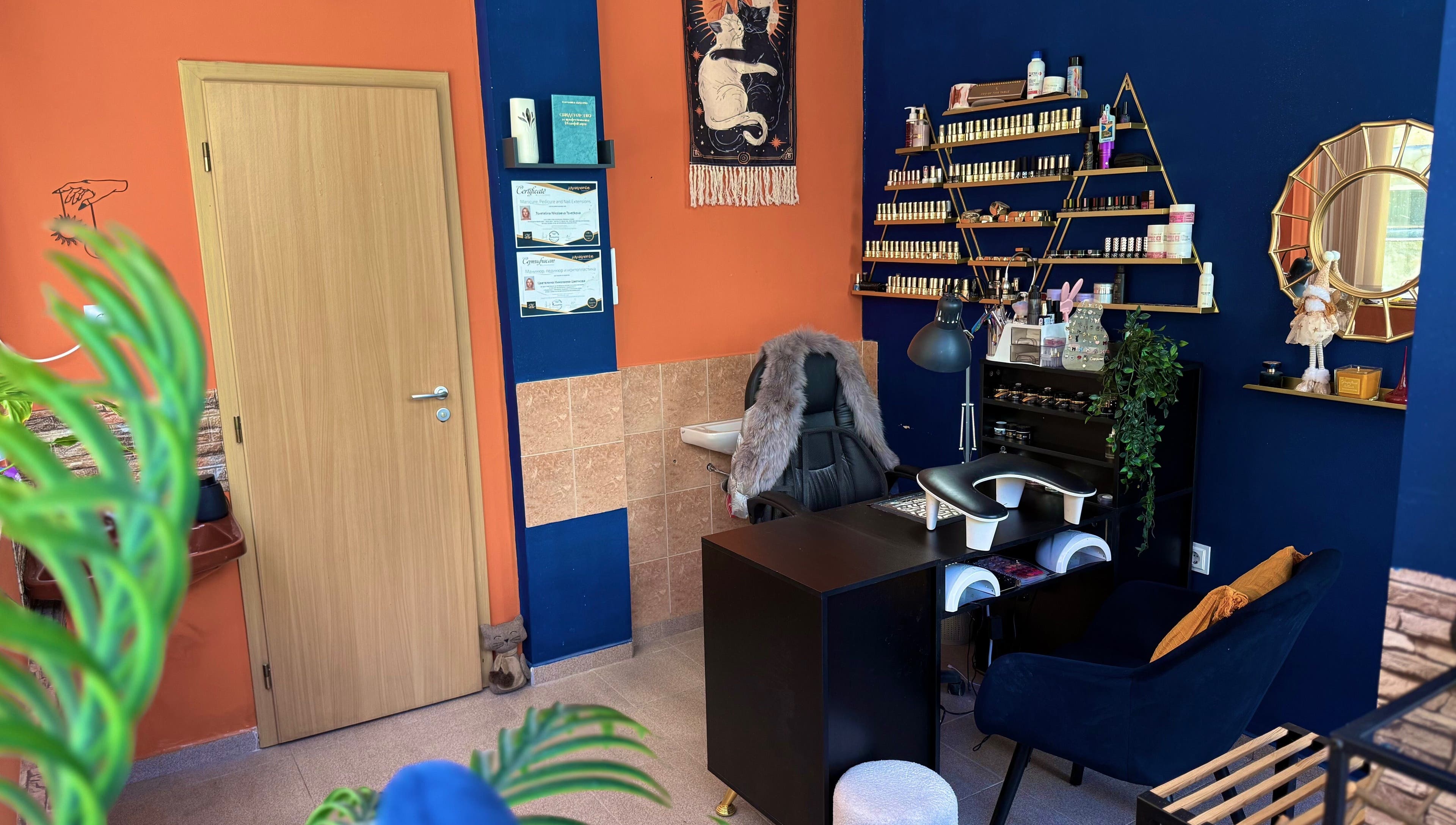 Приветлив интериор на Witchy Nails в Варна, Варна, BG с уютно работно пространство.