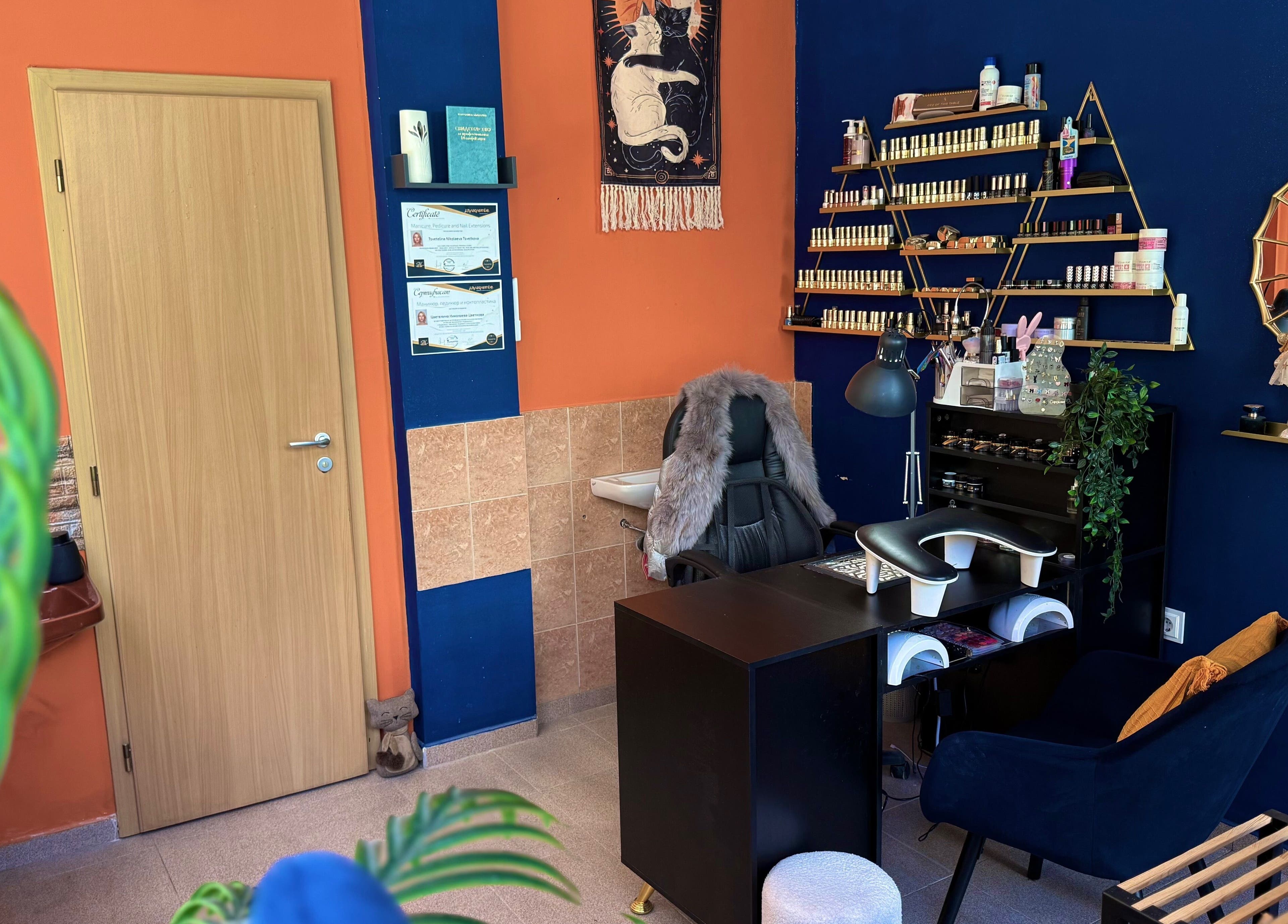 Приветлив интериор на Witchy Nails в Варна, Варна, BG с уютно работно пространство.