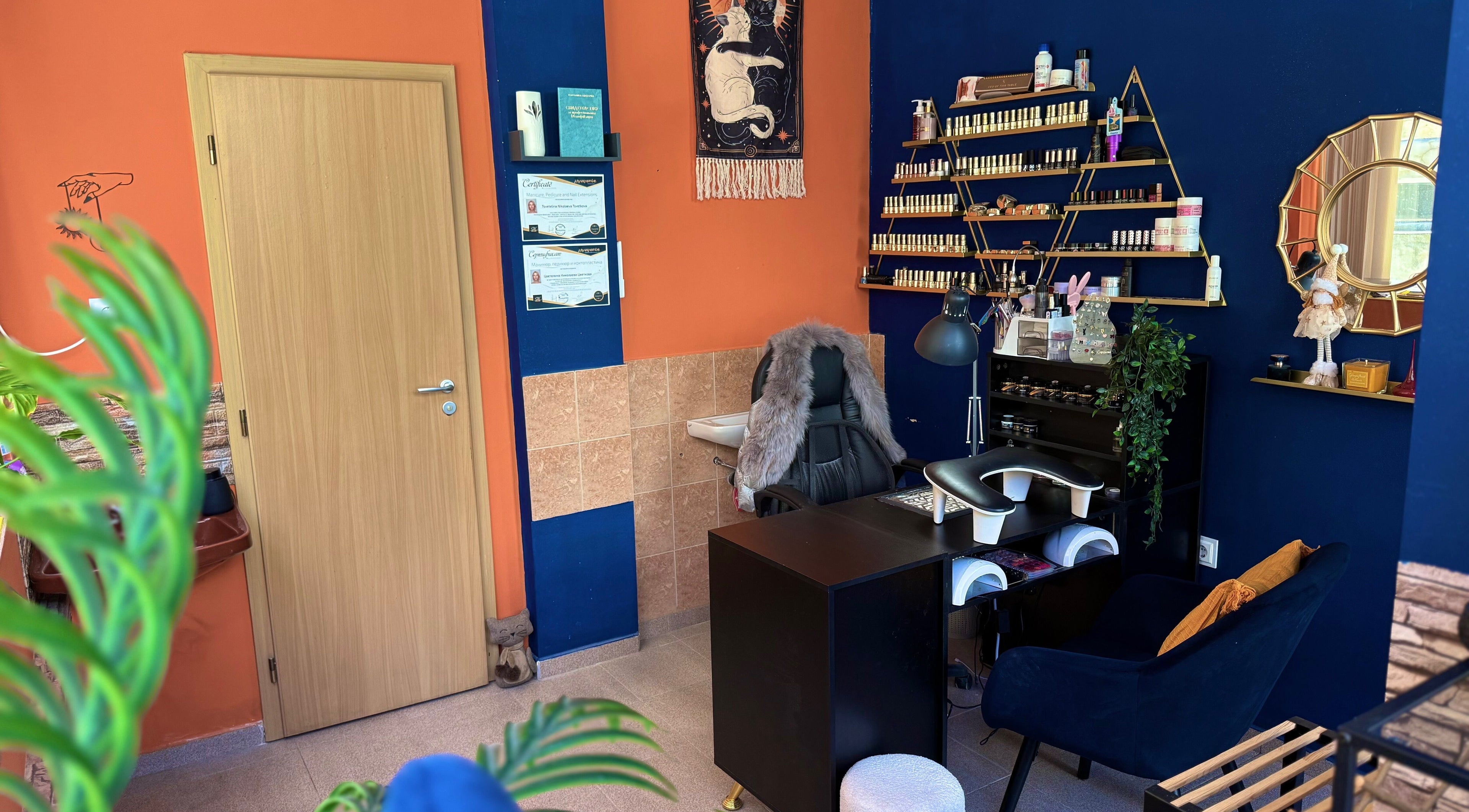 Приветлив интериор на Witchy Nails в Варна, Варна, BG с уютно работно пространство.