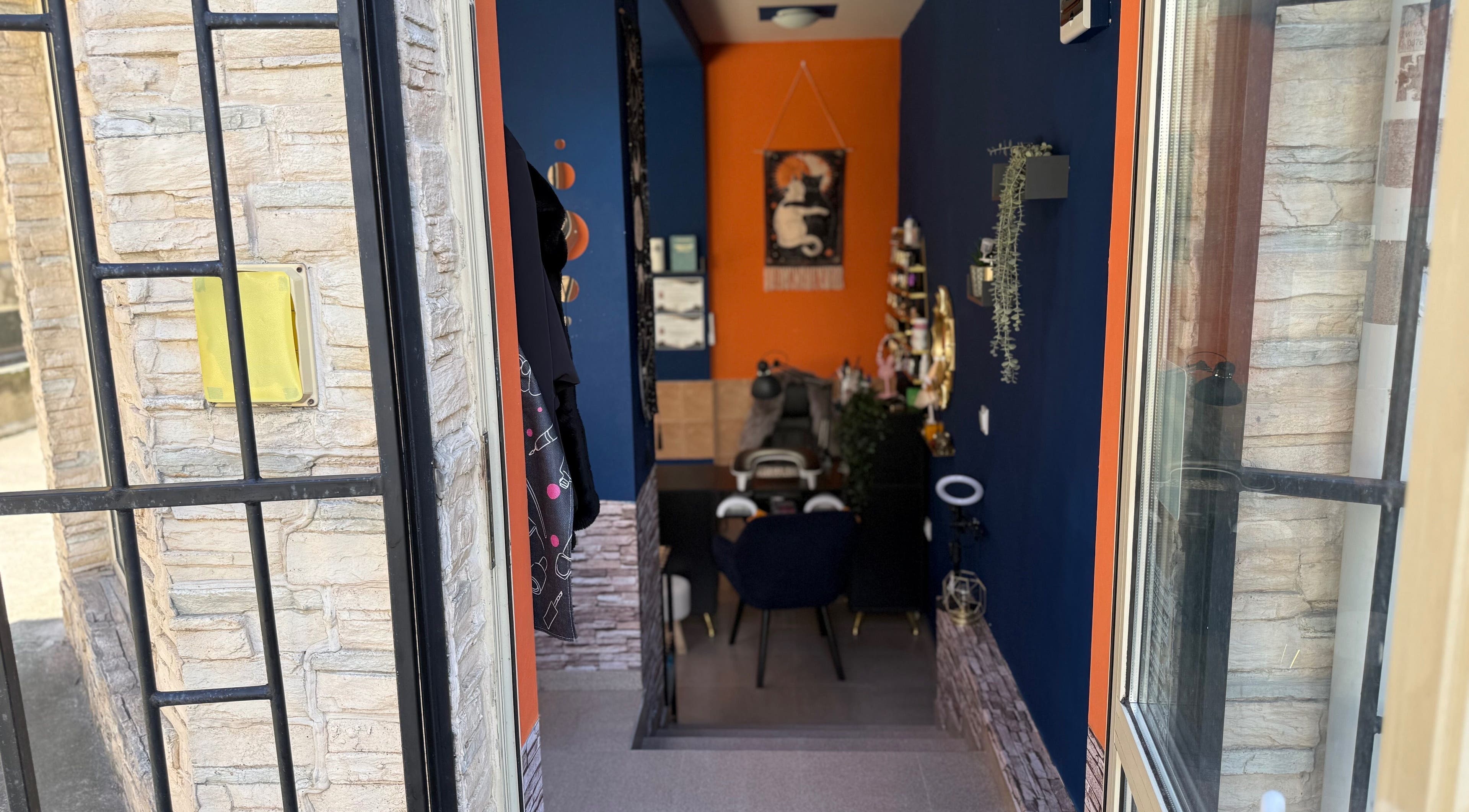 Вход на Witchy Nails в Варна, Varna, BG, със стилен и уютен интериор.