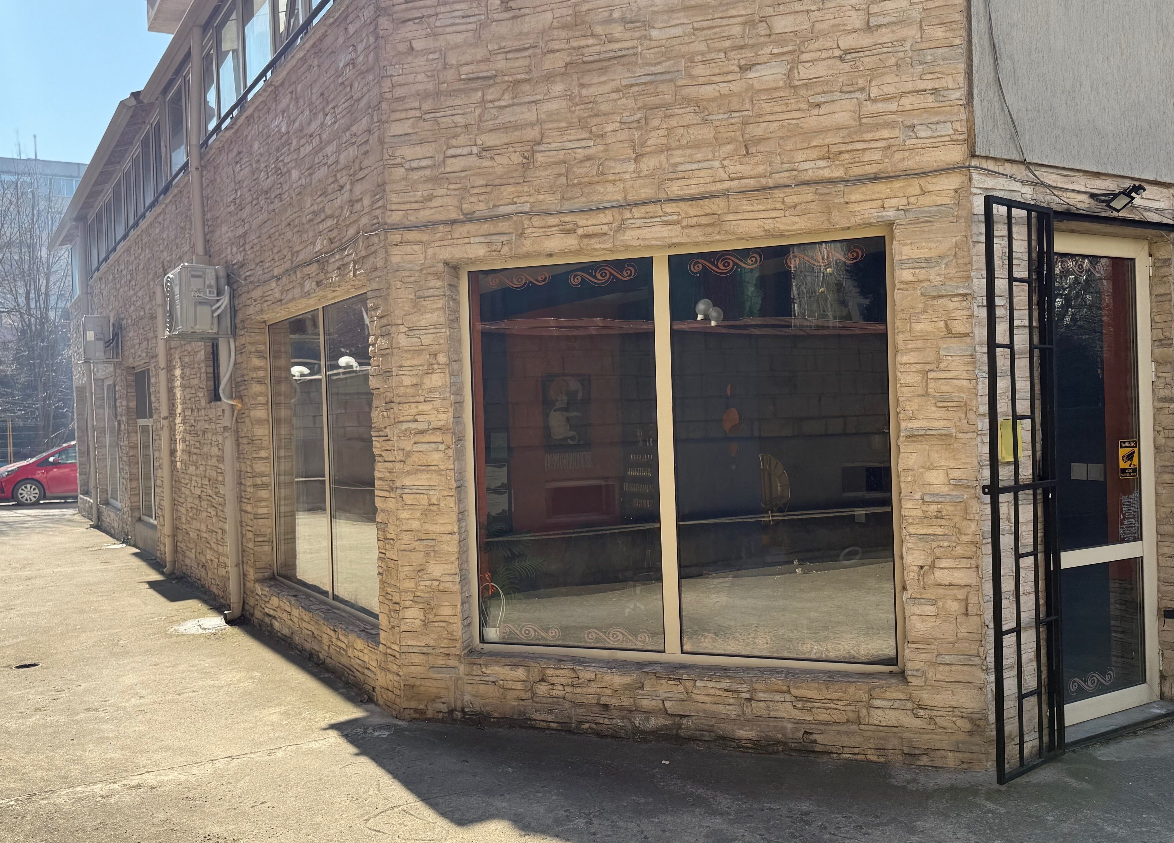 Вход на Witchy Nails, Varna, Varna, BG - тухлена фасада със слънчеви отблясъци.