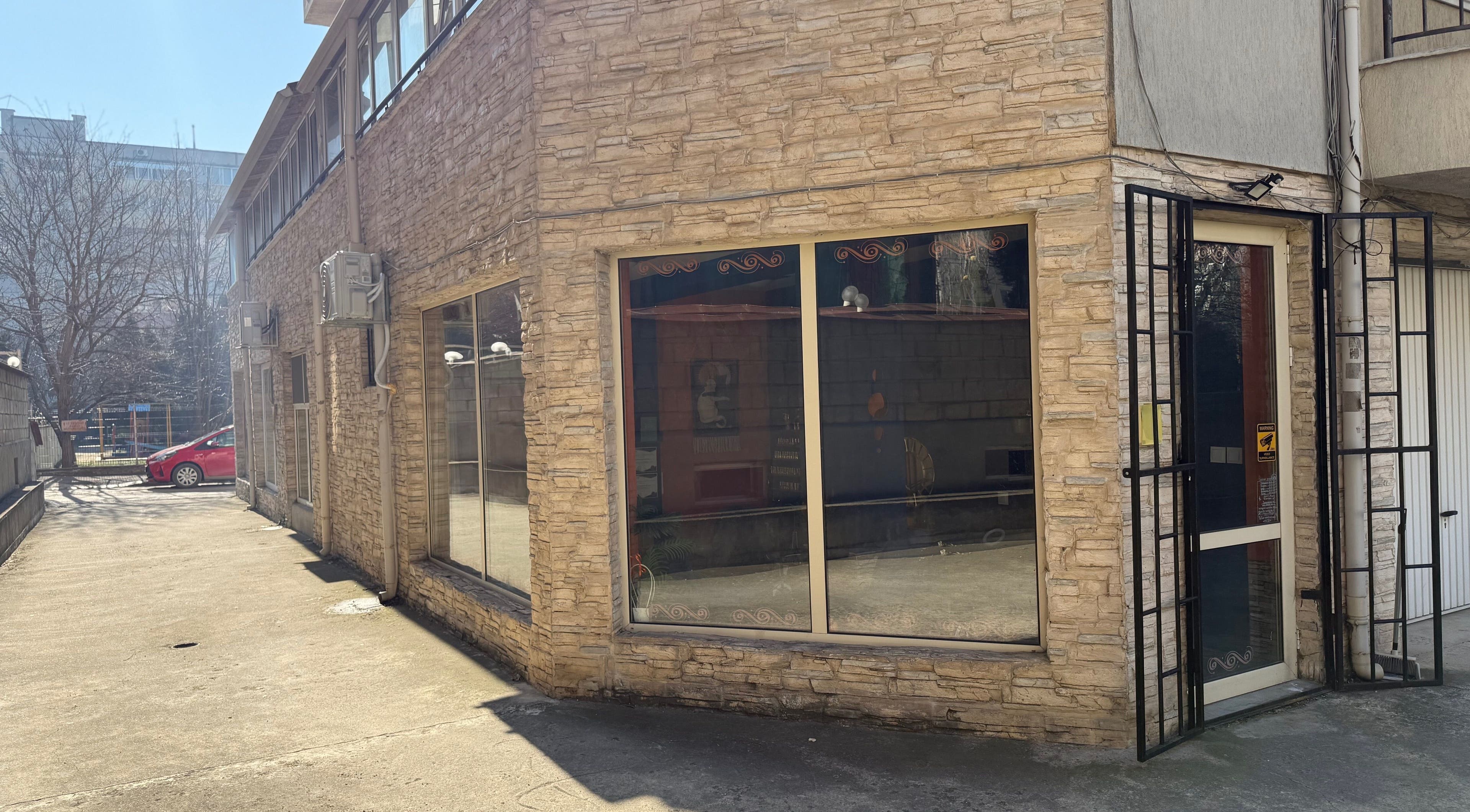 Вход на Witchy Nails, Varna, Varna, BG - тухлена фасада със слънчеви отблясъци.