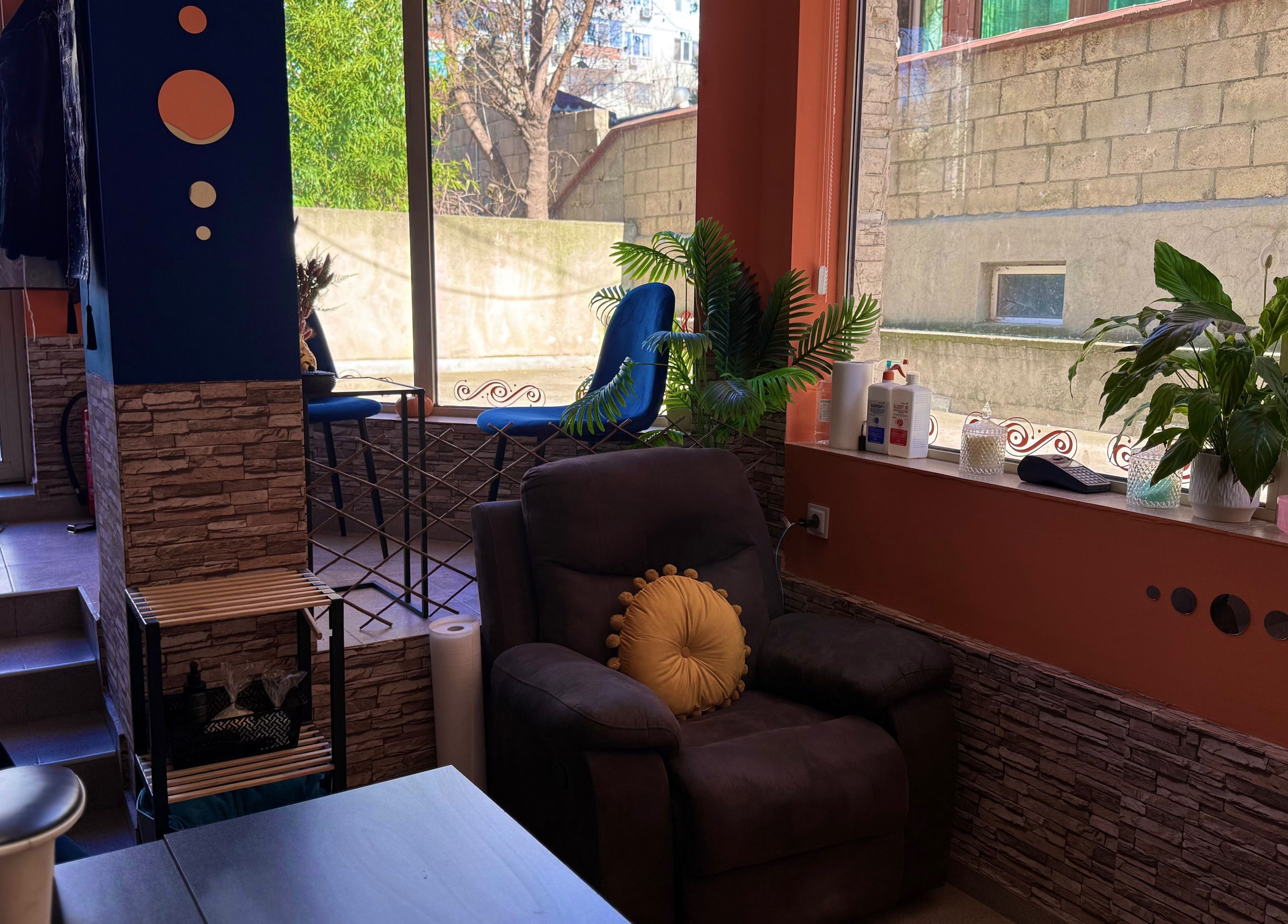 Уютна зона за релакс в Witchy Nails, Варна, Варна, BG с растения и удобен стол.