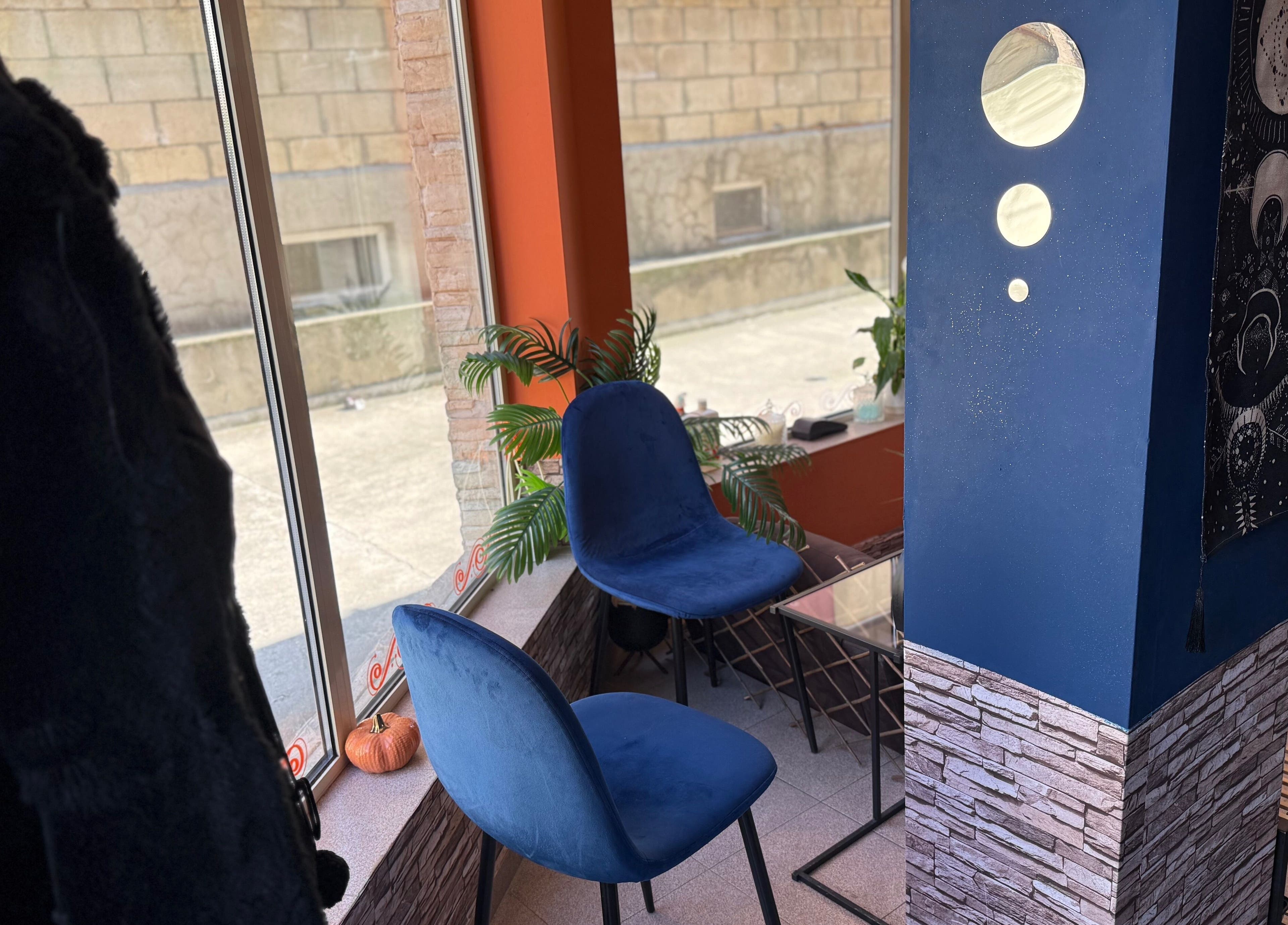 Салон Witchy Nails в Варна, BG с две сини кресла и декор.