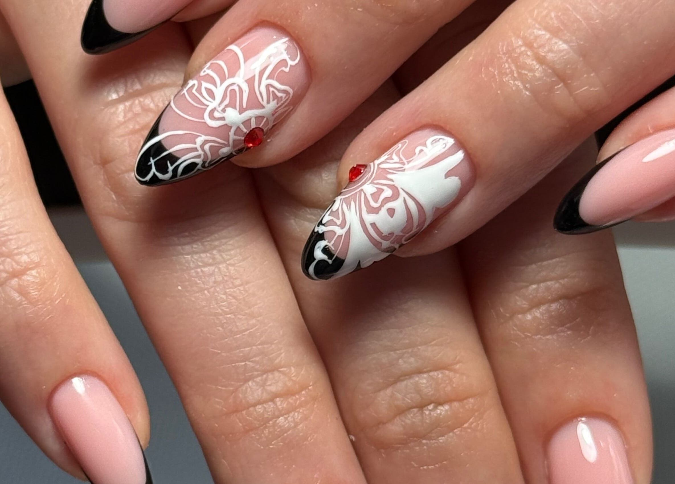 Дизайн на нокти с черно-бял рисунък от Witchy Nails, Варна, Варна, BG.