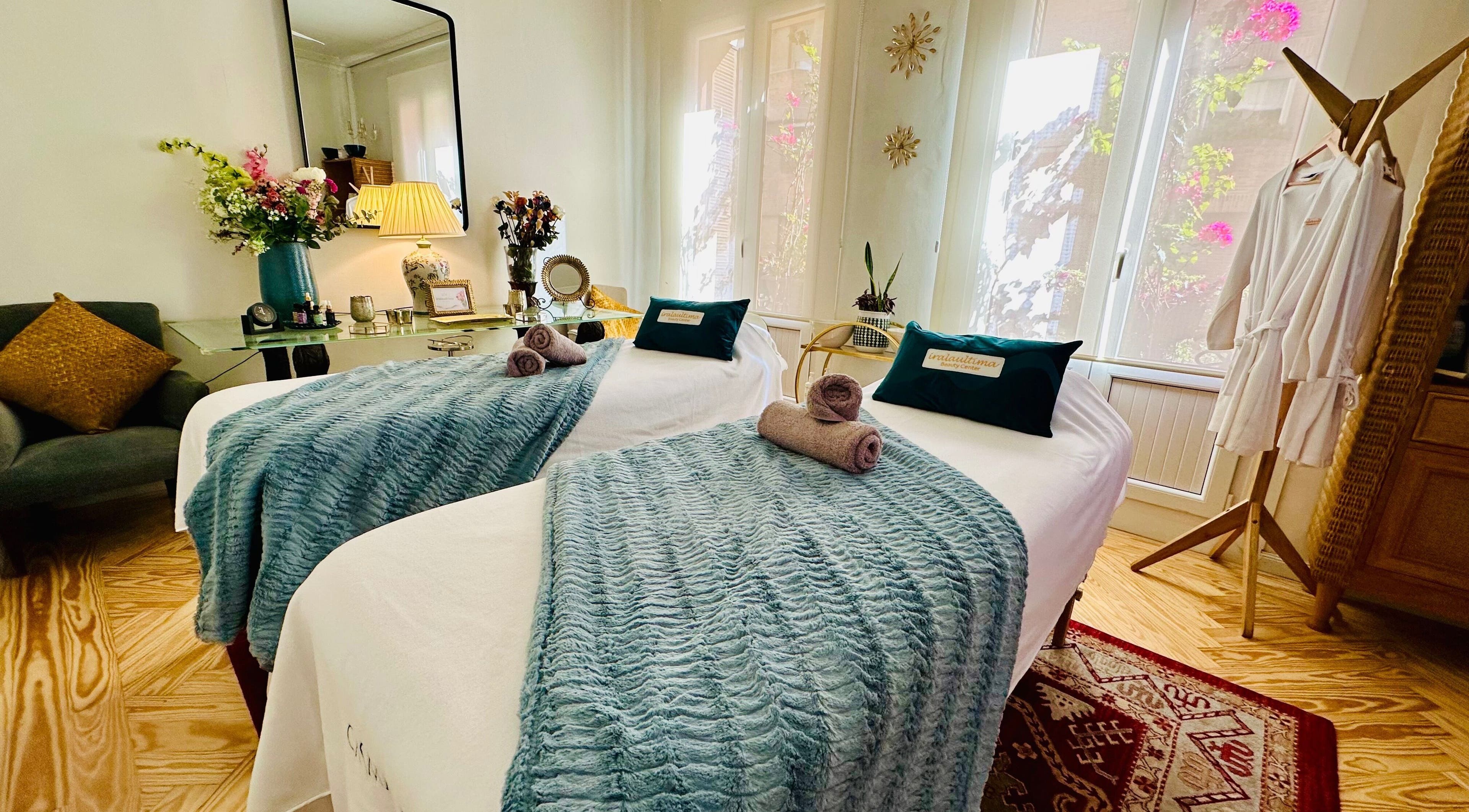 Sala de bienestar en Iralaultima Beauty Center, Madrid, Comunidad De Madrid, ES, con camas acogedoras y decoración floral.