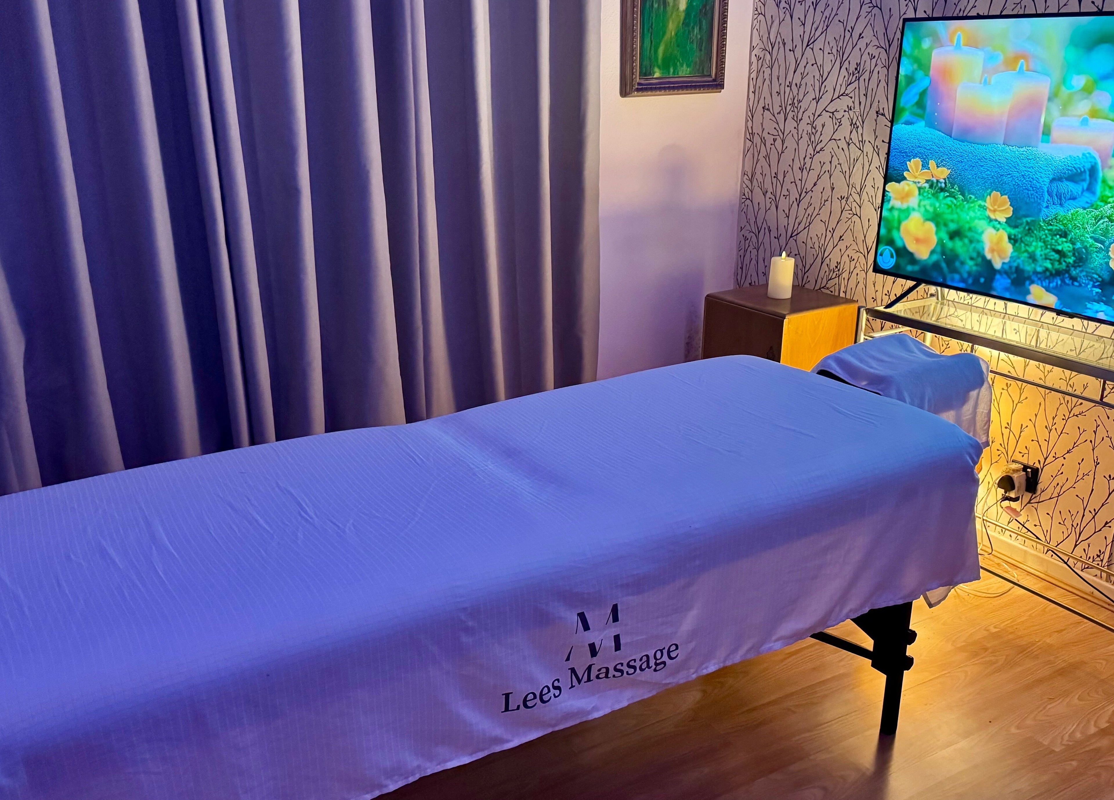 Tranquil massage room at Lee’s Male Massage Therapy in Portsmouth, England, GB with calming decor.