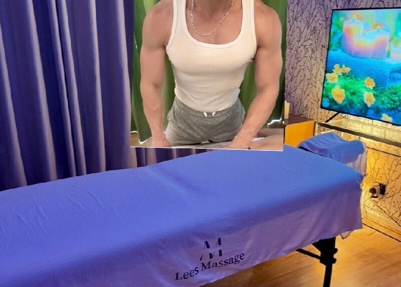 Serene massage room at Lee’s Male Massage Therapy, Portsmouth, England, GB, featuring a calm, relaxing setup.