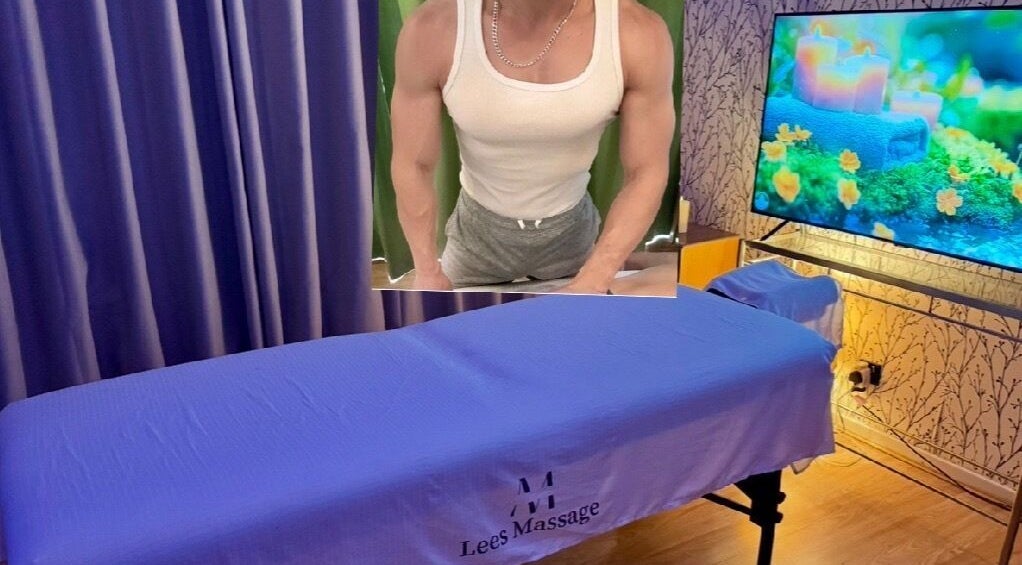 Serene massage room at Lee’s Male Massage Therapy, Portsmouth, England, GB, featuring a calm, relaxing setup.