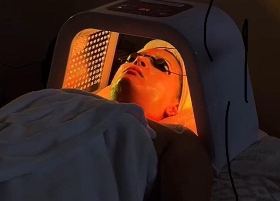 Tratamiento de luz LED en Venus Beauty Clinic, Cabo San Lucas, Baja California Sur, MX.