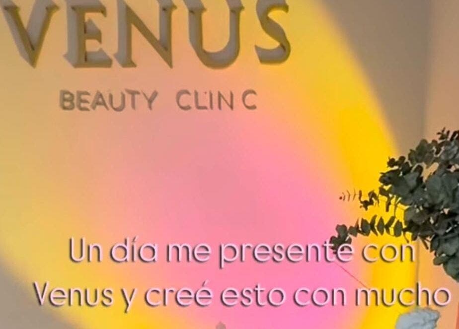 Cartel Venus Beauty Clinic iluminado en Cabo San Lucas, Baja California Sur, MX con decoración floral.