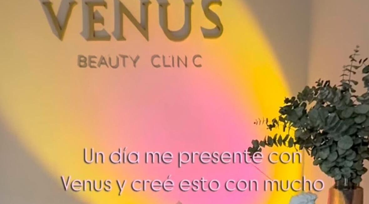 Cartel Venus Beauty Clinic iluminado en Cabo San Lucas, Baja California Sur, MX con decoración floral.