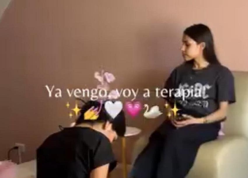 Sesión de terapia en Venus Beauty Clinic, Cabo San Lucas, Baja California Sur, MX, con ambiente relajante.