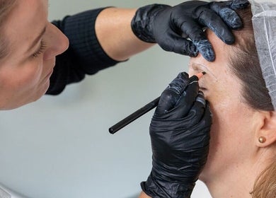 Expert brow shaping at Schofield Beauty Co, Freshwater, New South Wales, AU. Detailed care in every stroke.