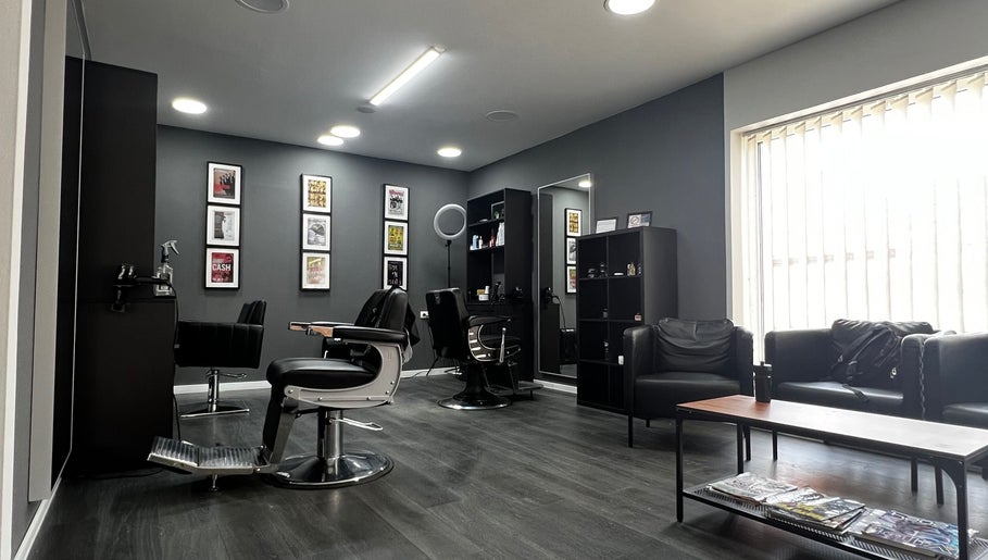 Unutrašnjost Dino’s Barber Shop, Donji Miholjac, Osječko-baranjska Županija, HR, s modernim stolicama i prostorom.