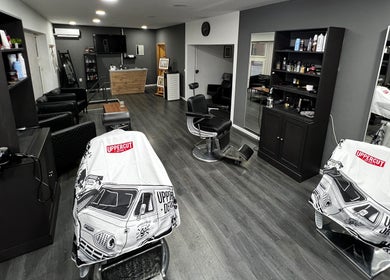 Unutrašnjost Dino’s Barber Shop u Donji Miholjac s modernim dizajnom i luksuznim opremom.