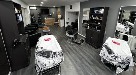 Unutrašnjost Dino’s Barber Shop u Donji Miholjac s modernim dizajnom i luksuznim opremom.