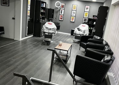 Unutrašnjost Dino’s Barber Shop, Donji Miholjac, moderna crno-bijela dizajnerska atmosfera.