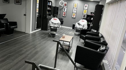 Unutrašnjost Dino’s Barber Shop, Donji Miholjac, moderna crno-bijela dizajnerska atmosfera.