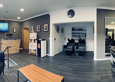 Unutrašnjost Dino's Barber Shop u Donji Miholjac, Osječko-baranjska Županija, HR, moderna crno-bijela estetika.