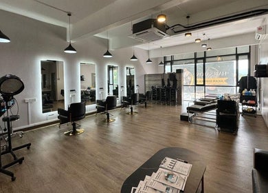 Modern interior of Dee Kar Hair Salon (Lgk), Langkawi, Kedah, MY with stylish chairs and bright mirrors.