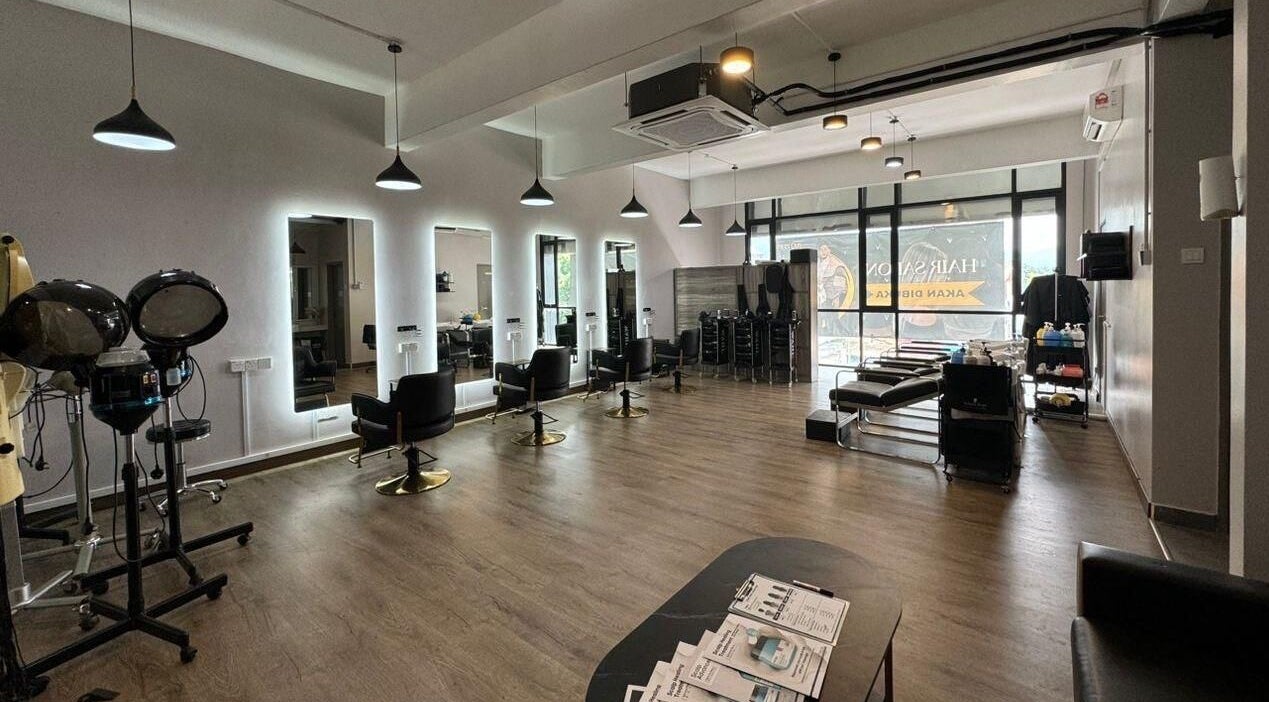 Spacious Dee Kar Hair Salon (Lgk) interior featuring styling stations in Langkawi, Kedah, MY.