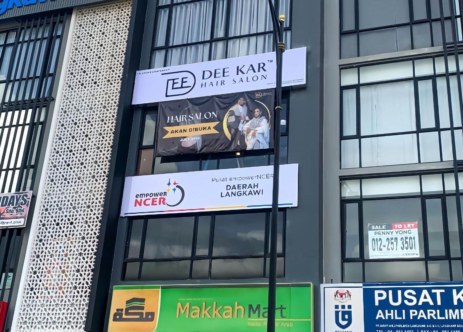 Facade of Dee Kar Hair Salon (Lgk) located in Langkawi, Kedah, MY with visible signage.