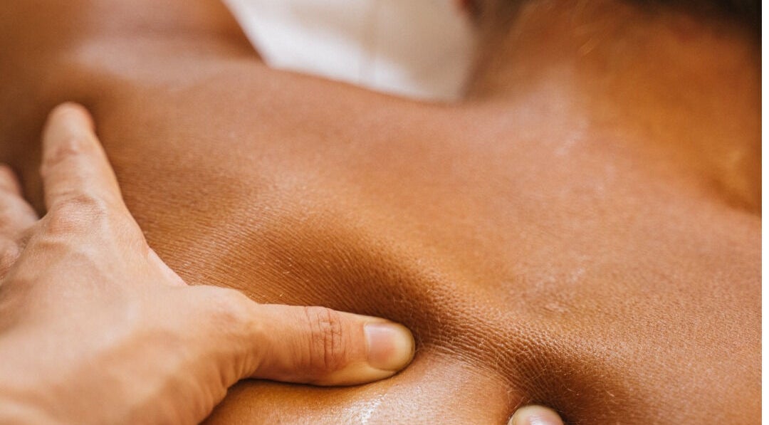 Massage relaxant à Serenaya, Montauban, Occitanie, FR, offrant détente et bien-être.