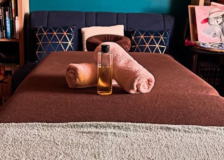 Table de massage avec serviettes et huile à Serenaya, Montauban, Occitanie, FR.