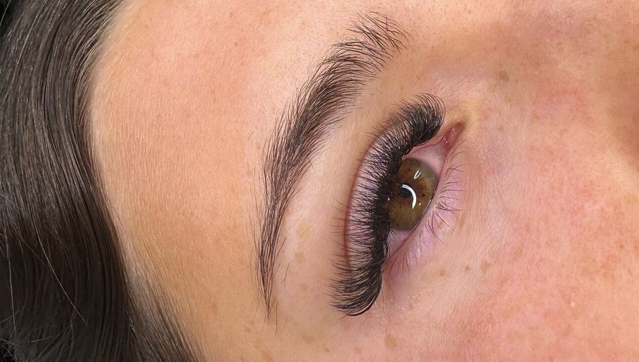 Beautiful eyelash extensions at Lashes Pleez in Wakerley, Queensland, AU showcasing meticulous craftsmanship.