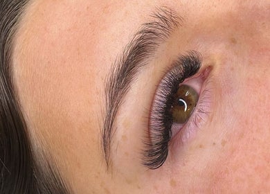 Beautiful eyelash extensions at Lashes Pleez in Wakerley, Queensland, AU showcasing meticulous craftsmanship.